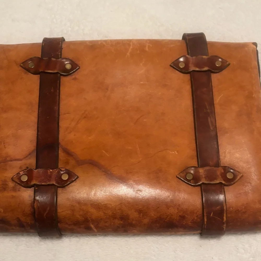 Vintage Leather Flap Over Gentlemen‘S Briefcase Inscribed GERALD B GRINDEY READ